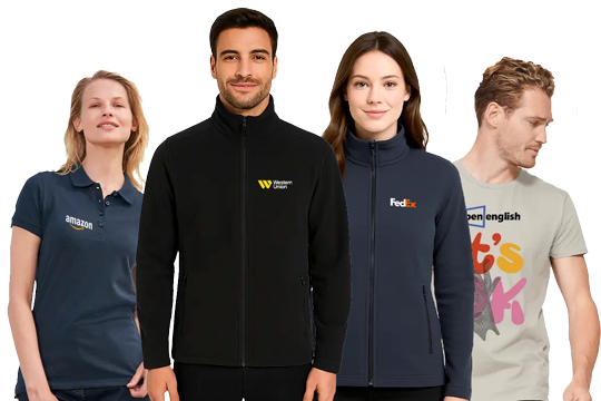 Personas con ropa con logo de empresas