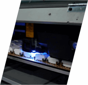 maquina de uv imprimiendo un producto